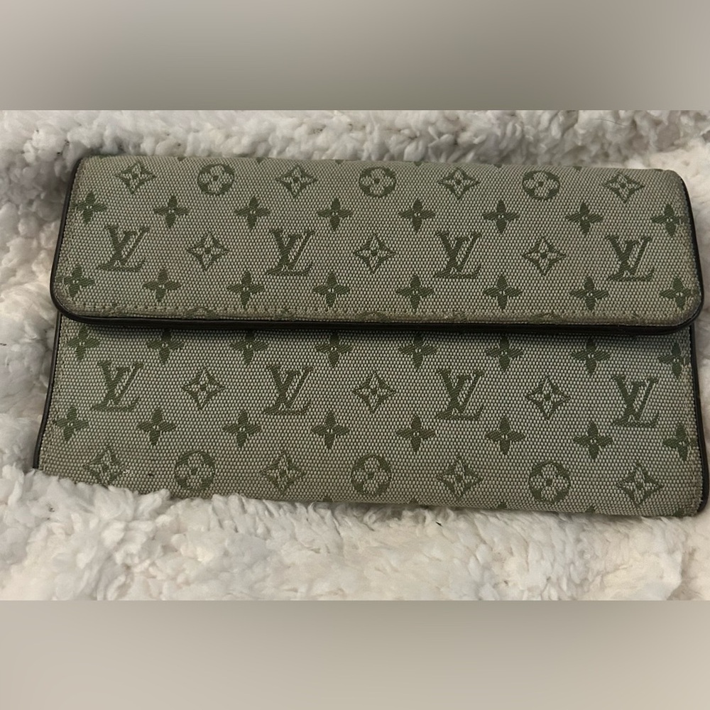 Authentic Louis Vuitton Mini Lin Monogram
Long Wallet - green